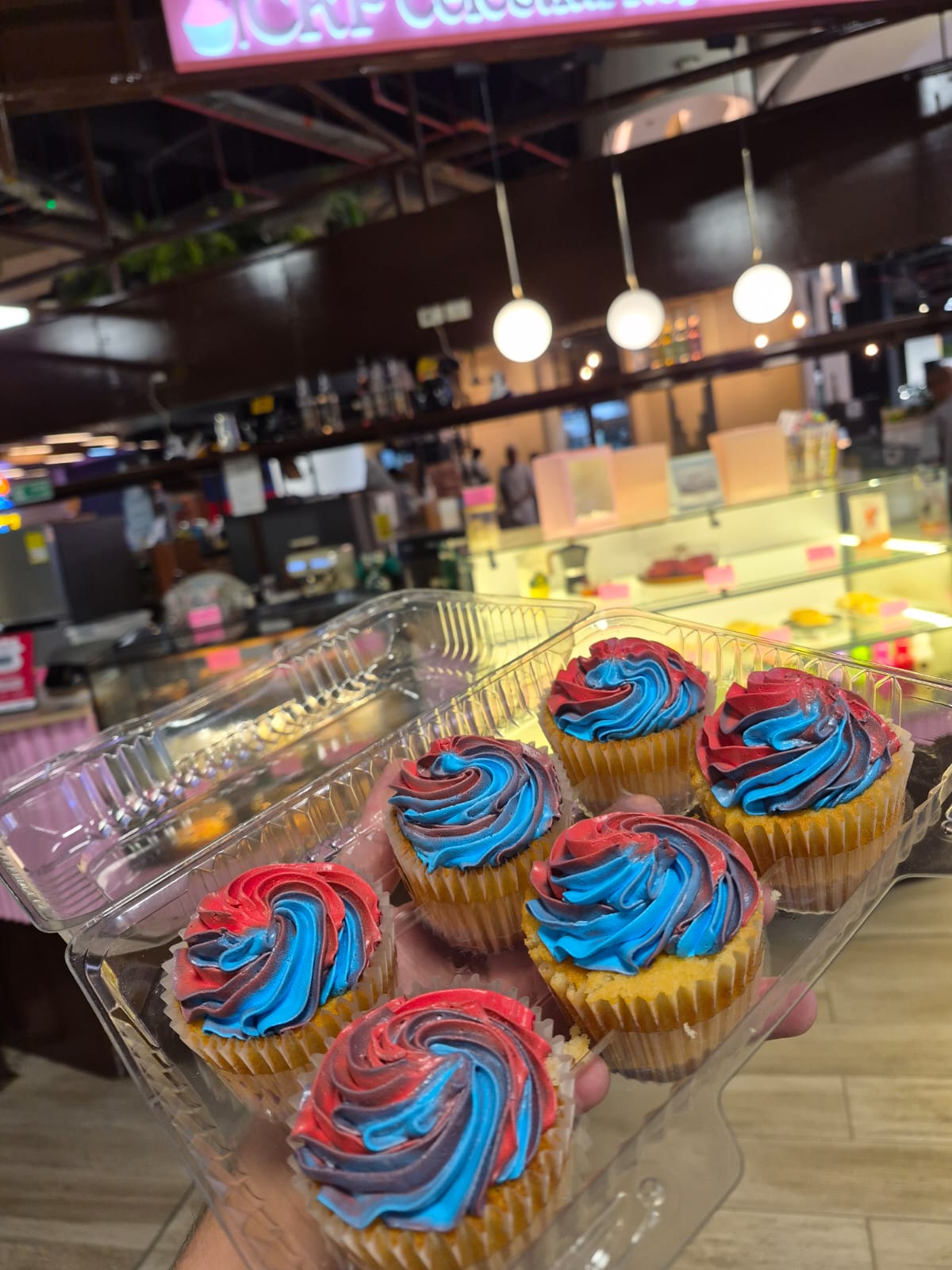 Caja de cupcakes con crema azul y roja
