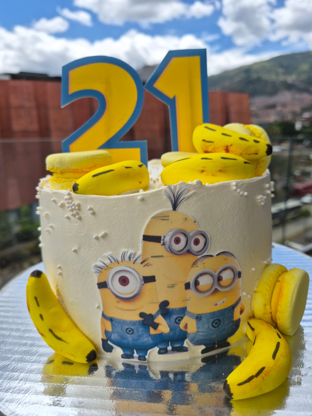 Torta blanca y amarilla con Minions y número 21