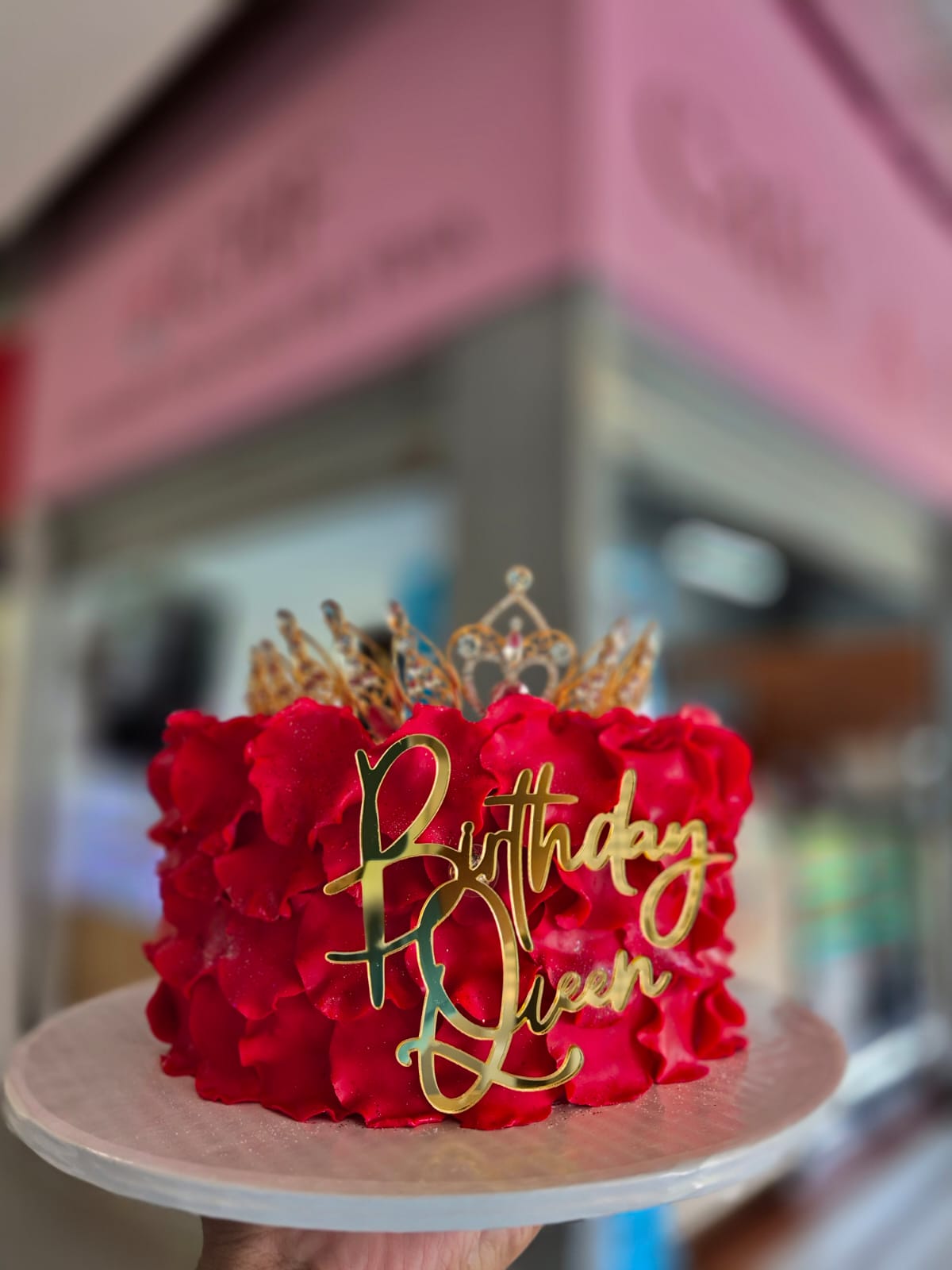 Torta personalizada de Celestial con pétalos rojos y corona dorada